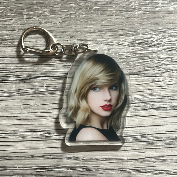 Taylor Swift Keychain & Sticker Pack - Picture 3 of 4